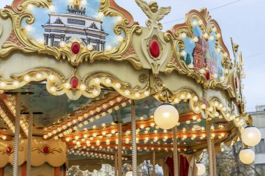 Üst öğe çocuk dolambaçlı ile aydınlatılmış.