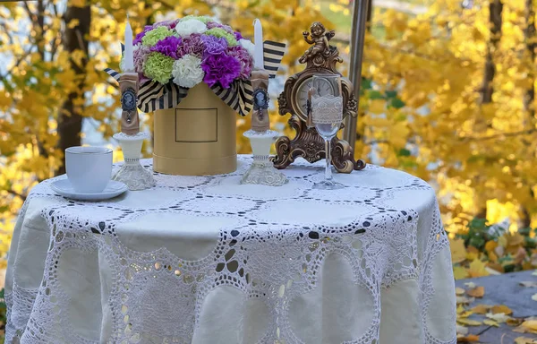 Decorated table in a street cafe against the background of autumn. — Stock Photo, Image