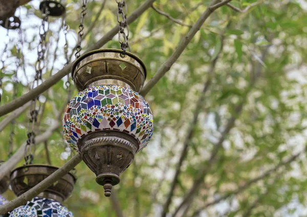 Лампа в восточном стиле с мозаичным дизайном . — стоковое фото