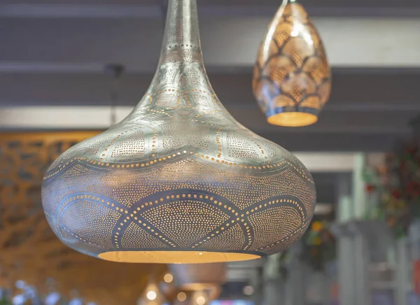 Lampe plaquée or métallique de style oriental avec une douce lueur . — Photo