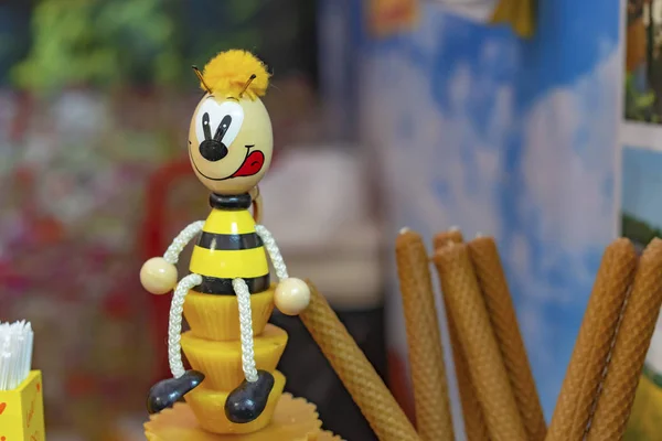 Figurka dřevěná včela v úložišti medu. — Stock fotografie
