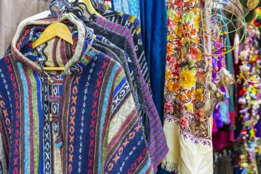 Bir perakende mağaza parlak etnik giysiler.