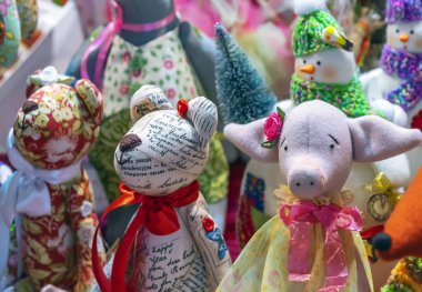 Oyuncak ayılar ve domuzcuk. Üstünde belgili tanımlık sayaç deposunun yumuşak oyuncaklar.