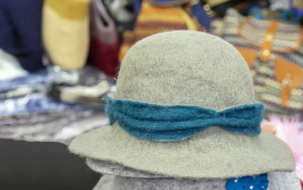 Vlněný klobouk v obchodě s oděvy Dámské. — Stock fotografie