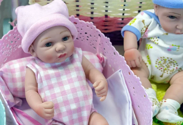 Realistyczne baby doll w sklepie z zabawkami. — Zdjęcie stockowe