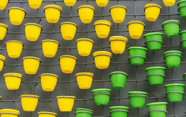 Пластиковые цветочные горшки на фоне кирпичной стены . — стоковое фото