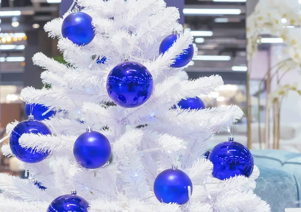 Mavi topları ile süslenen beyaz Noel ağacı. — Stok fotoğraf