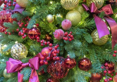 Noel ağacı renkli oyuncaklar yay ve çilek ile dekore edilmiştir. Noel arka plan.