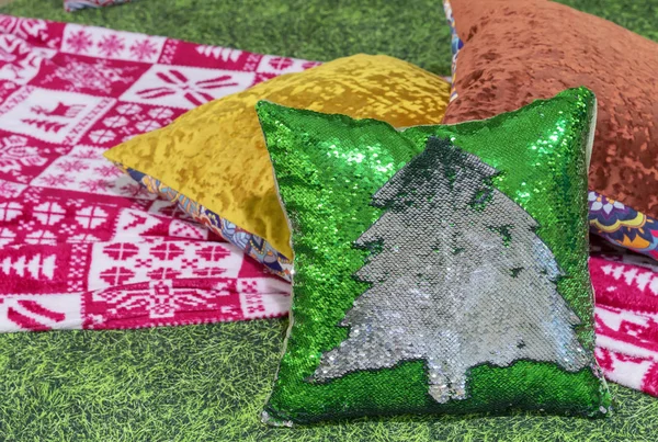 Dekoratif yastık ile Noel ağacın payetler üzerinden. — Stok fotoğraf