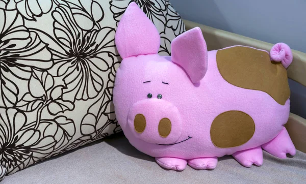 М'яка іграшкова подушка рожева свиня. Символ 2019 року . — стокове фото