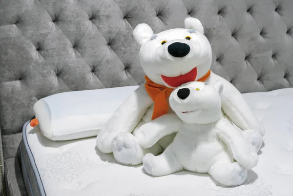 М'які іграшки білі ведмеді в інтер'єрі спальні . — стокове фото