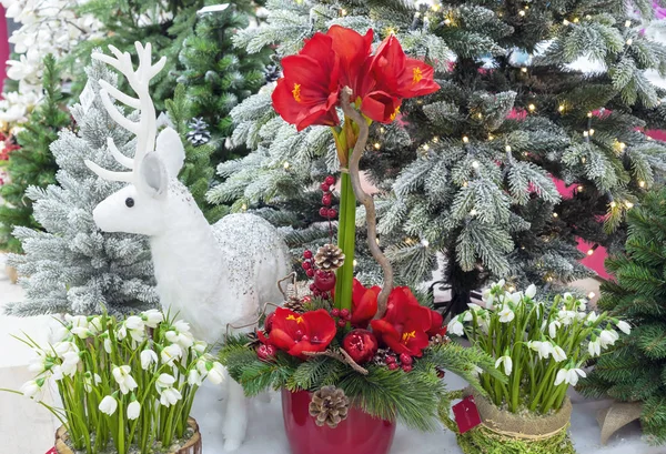 Noel ağaçlar, çiçekler ve beyaz geyik ile kompozisyon. — Stok fotoğraf