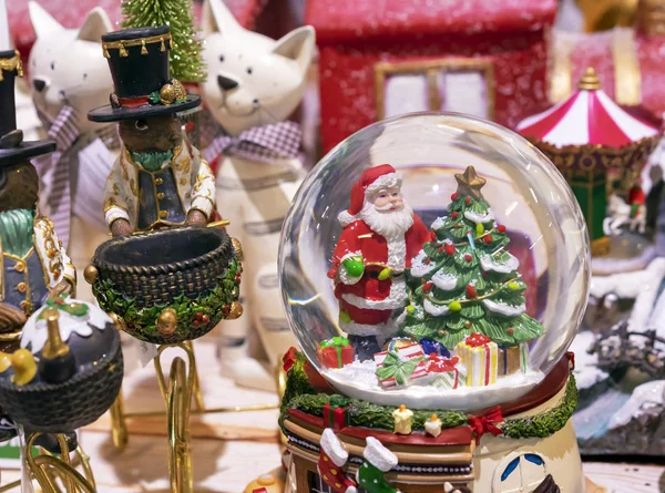 Noel Baba ve Noel ağacı içinde karlı cam topla. — Stok fotoğraf