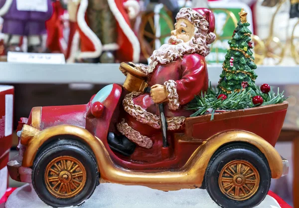 Noel Baba'nın Seramik heykelcik araba. — Stok fotoğraf