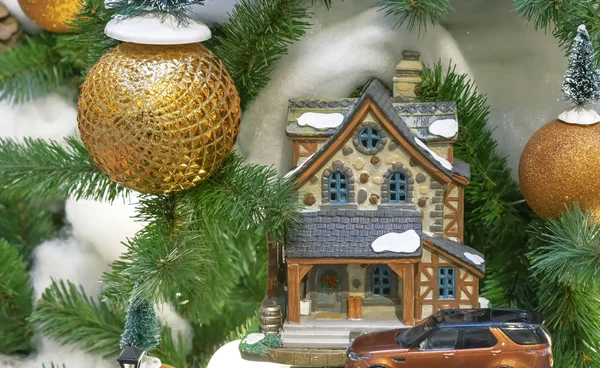 Noel ağacı arka plan üzerinde oyuncak küçük ev. — Stok fotoğraf