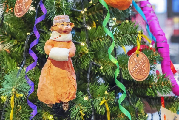 Vintage cam oyuncak domuz Noel ağacı üzerinde. — Stok fotoğraf