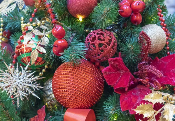 Palle rosse e fiocchi di neve dorati sull'albero di Natale . — Foto Stock