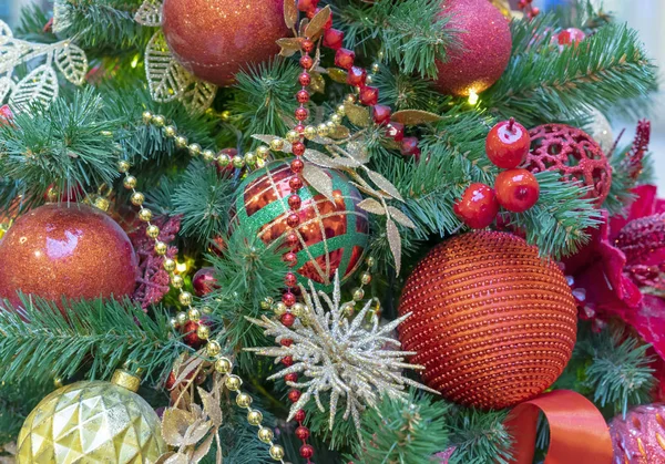 Bolas vermelhas e flocos de neve dourados na árvore de Natal . — Fotografia de Stock