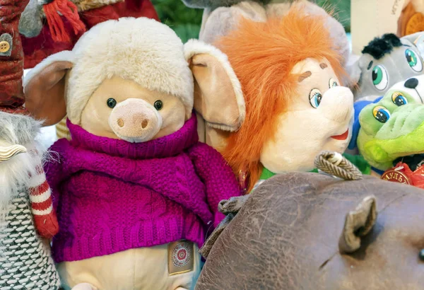 Yumuşak oyuncak domuz mor kazaklı. 2019 sembolü.