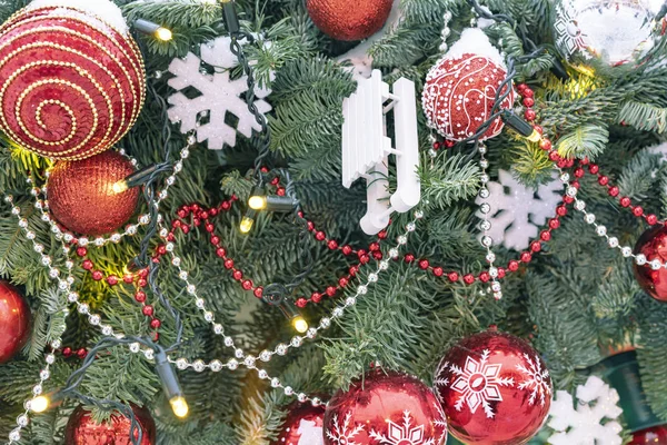 A árvore de Natal na rua é decorada com vários brinquedos brilhantes e flocos de neve . — Fotografia de Stock