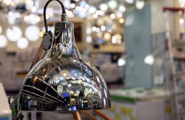 Metal masa lambası avizeler çeşitli yansıması ile.