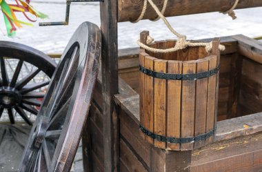 Ahşap su bir kova ile iyi bir ip bağladılar.