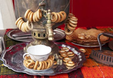 Simit demetleri ile Rus geleneksel semaver.
