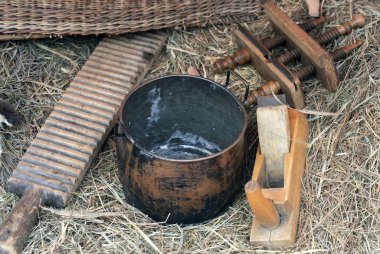 Hasır bir arka plan üzerinde antik Rus ev eşyaları.