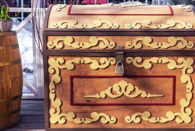 Ahşap göğüs kilit ve Dekoratif süsleme.