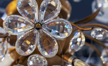 Kristal Çiçek kristal avize unsuru olarak.