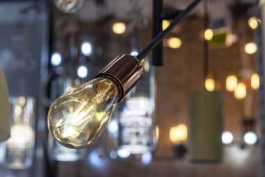 Ampul çatı katı tarzında koyu camlı.