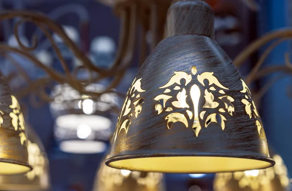 Металева лампа з орнаментом. Стильна лампа в металевій рамці . — стокове фото
