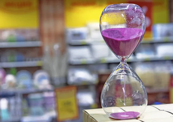 Песочные часы с фиолетовым песком для измерения времени. Винтажные песочные часы . — стоковое фото