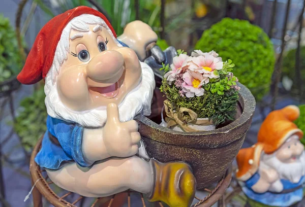 Bahçe gnome ev veya Bahçe Dekorasyon için bir saksıyı ile.