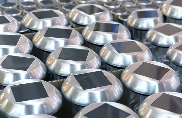 Bahçe aydınlatması için güneş panelleri ile lambalar.