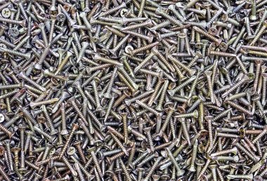 Krom kendi kendine dokunarak bir donanım deposu karşı vidaları. Kendinden dokunma vidalarının arka planı.