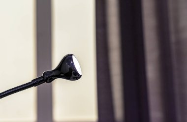 Odanın iç siyah esnek lamba.