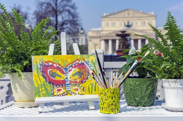 Watercolor brushes and easel on the background of the Bolshoi Theater in Moscow. — Stock Photo, Image