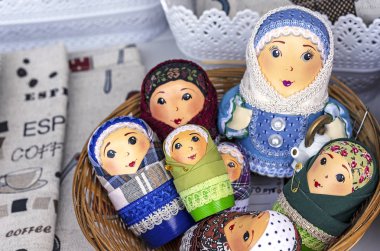 Mağazanın tezgahında Matryoshka ulusal Rus hatıra.