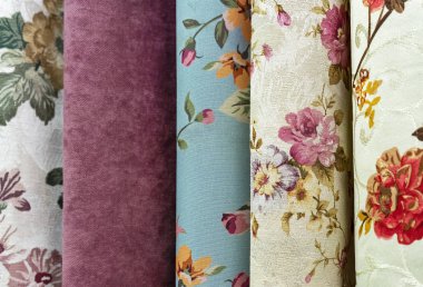 Vitrinde çiçek süslemeli perdeler. Çiçek desenli kumaş.