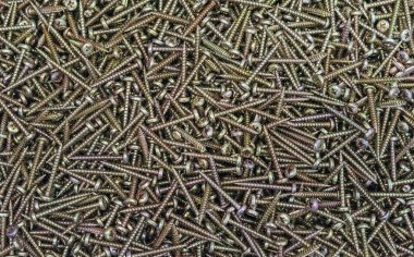 Krom vida bir nalburdan tezgahın üstünde. Arka plan vidalar.