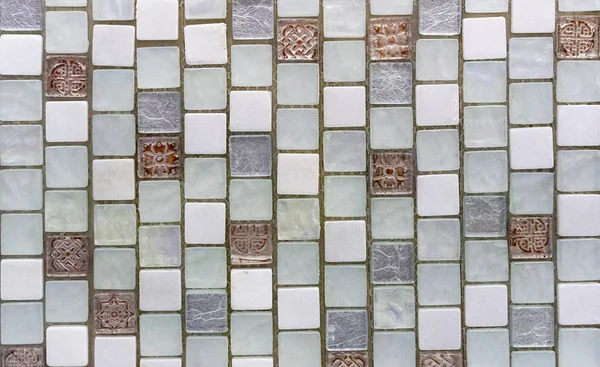 Keramisk kakel mosaik. Bakgrund och textur kakel mosaik. Kakel mosaik i det inre av badrum eller kök. — Stockfoto