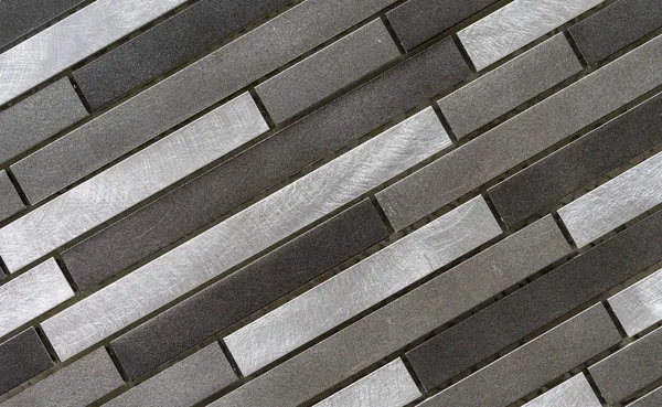 Metall kakel mosaik. Bakgrund och konsistens av metall mosaikkakel. Metall kakel mosaik i en modern interiör. — Stockfoto