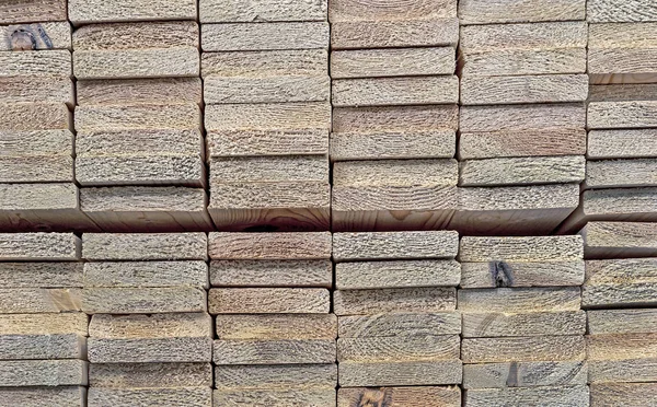 Texture des planches en bois. Les planches en bois reposent sur un rack de rangement . — Photo