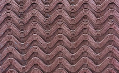 Kahverengi ondulin levhaları. Evin çatısını örtmek için kayrak. ondulin'den arka plan.