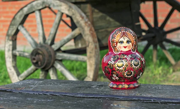 На фоне старого деревянного картона. Матрешка - национальный русский сувенир . — стоковое фото