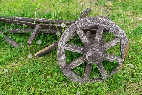 Старое деревянное колесо. Колесо из старой повозки . — стоковое фото