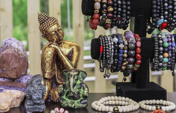 Statette de Bouddha dans une boutique de souvenirs de rue. Statues souvenirs et objets artisanaux indiens . — Photo