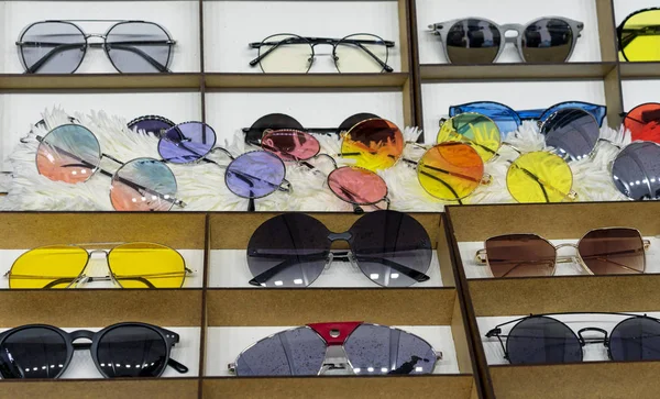 Солнечные очки разной формы и цвета. Модный? — стоковое фото