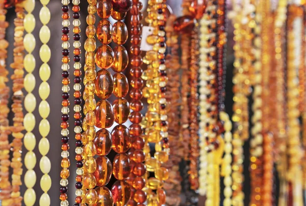 Ambre fond de perles. Perles d'ambre dans une vitrine de bijouterie. Conception de bijoux . — Photo
